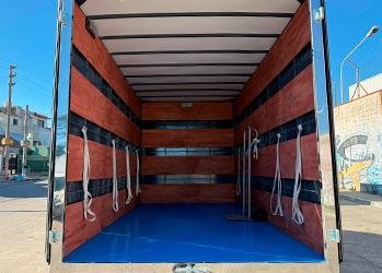 Interior de caja de furgón
